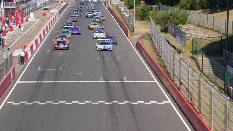 Veel volk, zware crash polerijders in de staart