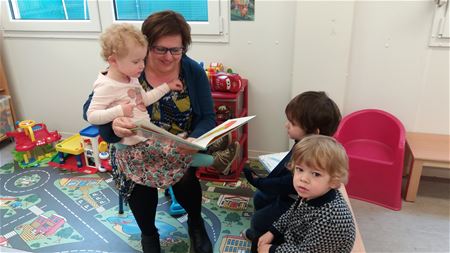 Veel voorlezers in school Boekt