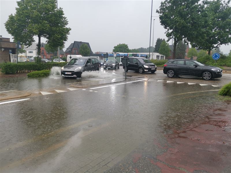 Veel water in de omgeving van de snelwegen