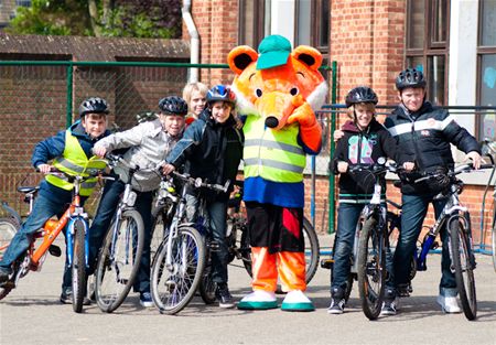 Veilig in 't verkeer met mascotte Sly