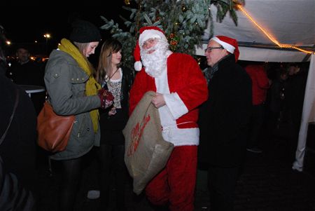 Verenigingen verzamelen op kerstmarkt