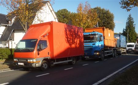 Verkeershinder door botsende vrachtwagens
