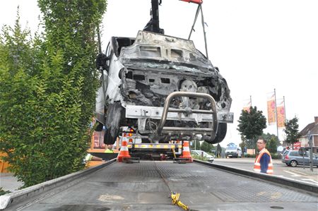 Verkeershinder door uitgebrande bestelwagen