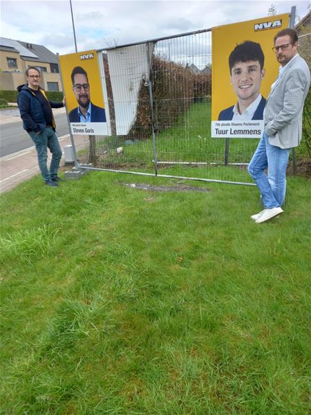 Verkiezingsbord van Demir in brand gestoken