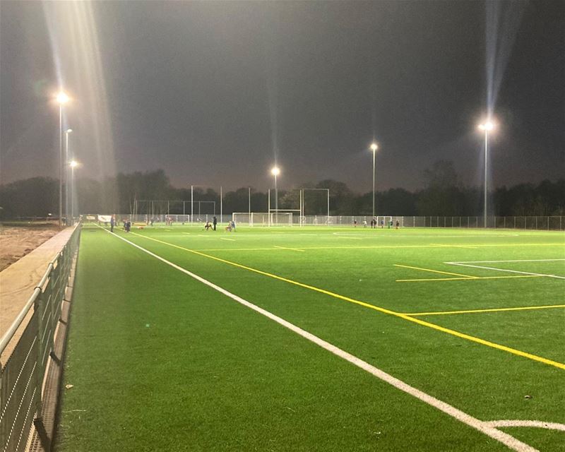 Verlichting brandt aan kunstgrasveld Vrijheid