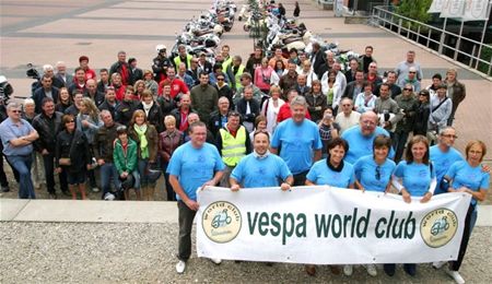 Vesparijders verzamelen op Marktplein