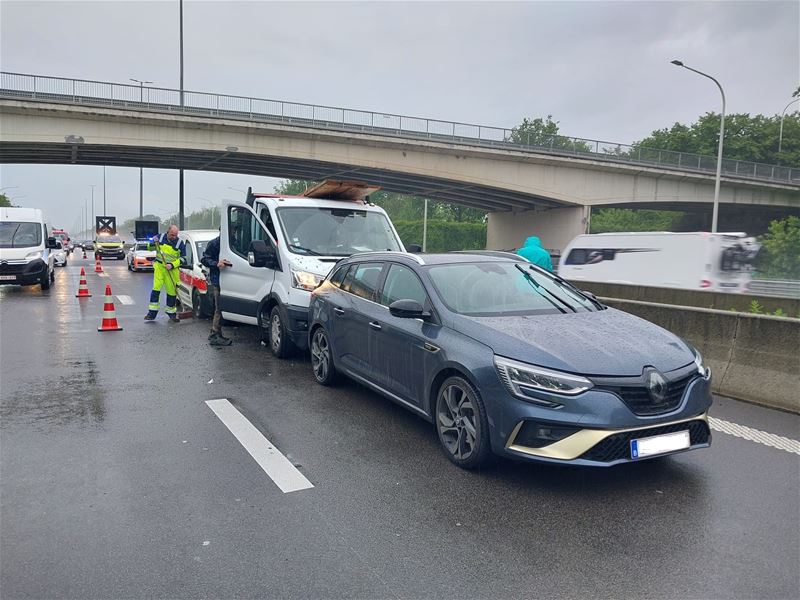 Vier auto's botsen op elkaar in avondspits