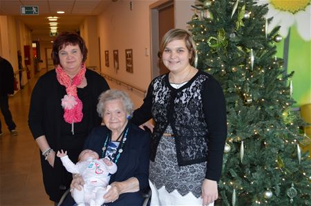 Vier generaties op een kerstfoto