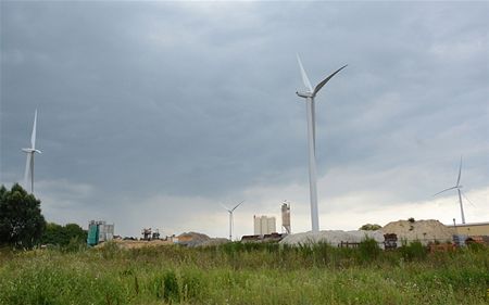 Vier windmolens in het landschap