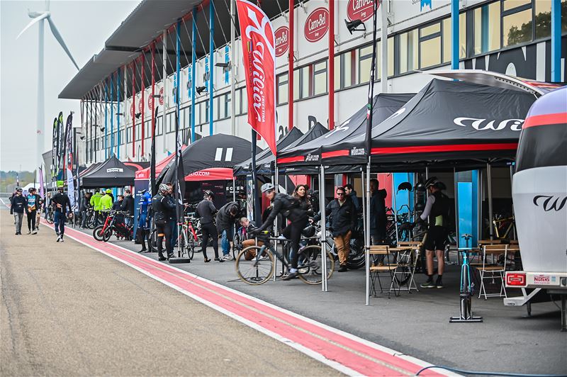 Vlammen over het circuit met de nieuwste fietsen