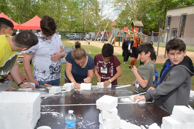 Vliegtuigjes maken in plaats van Buitenspeeldag