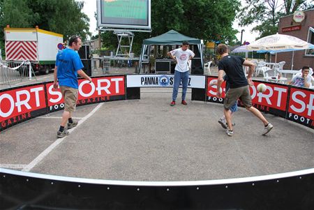 Voetballen in een kooi