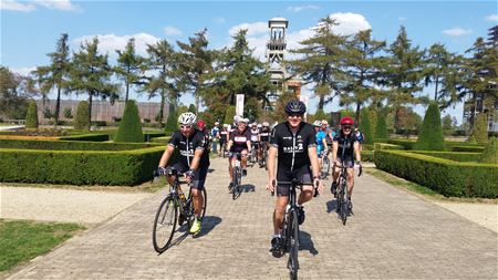 Vogezenfietsers van de weg gemaaid in Ardennen