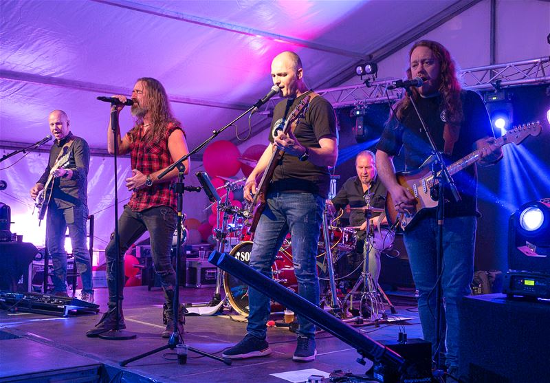 Volle tent voor Covers on the Rocks