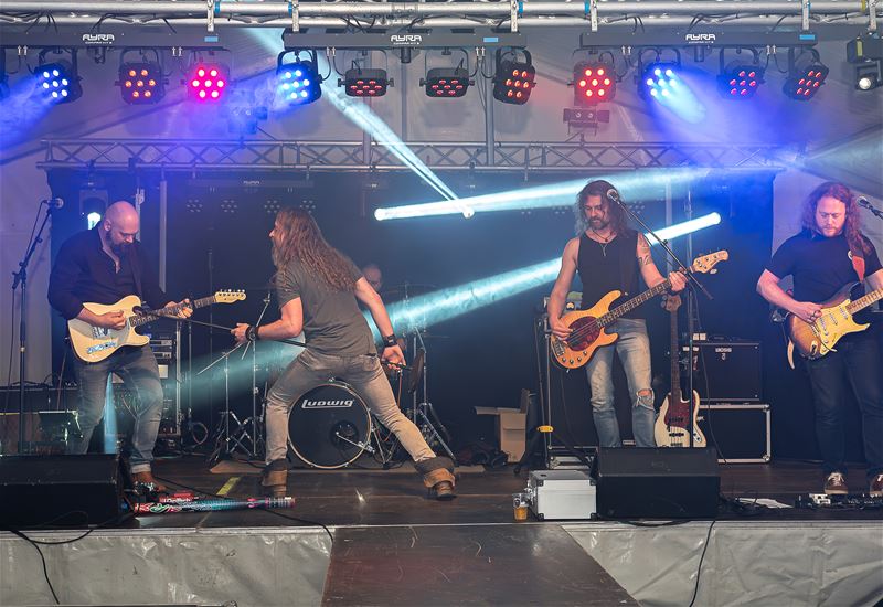 Volle tent voor Covers on the Rocks