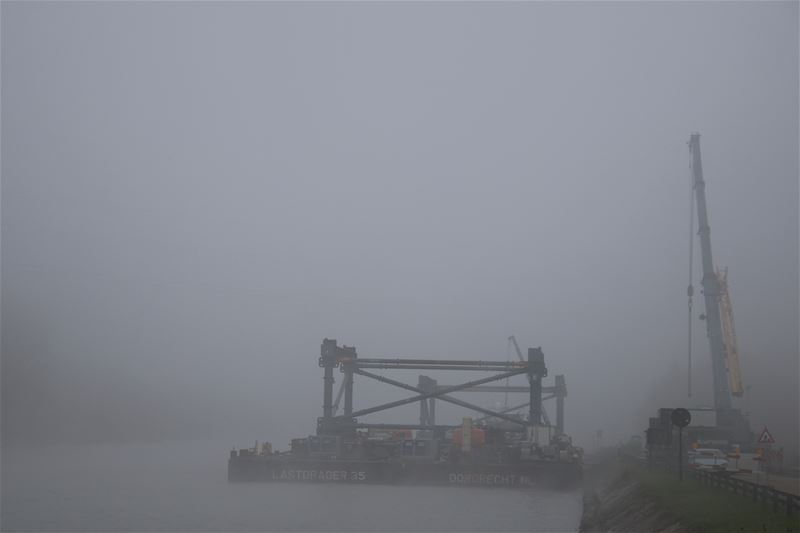Voorbereidingen aan de brug in de mist