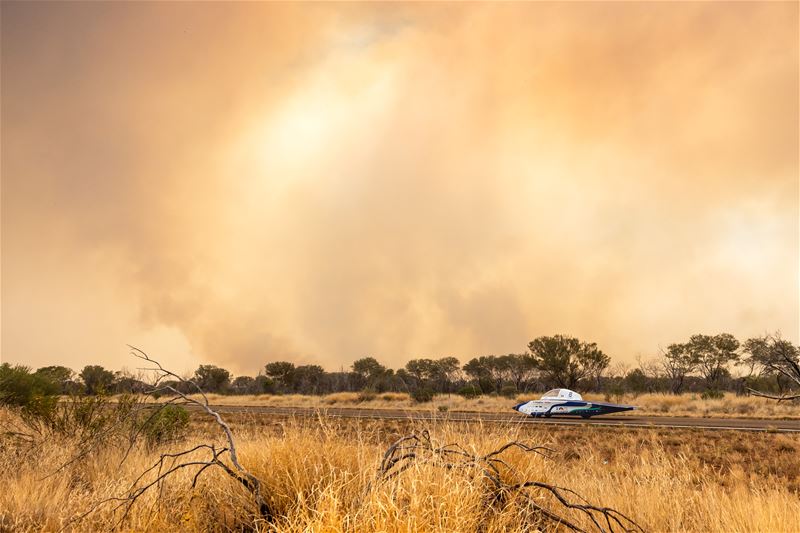 Voorsprong zonnewagen groeit ondanks bosbranden