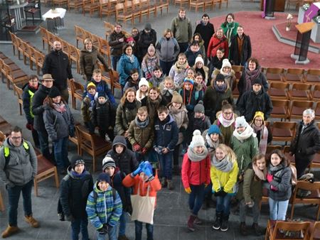 Vormelingen trekken op pelgrimstocht