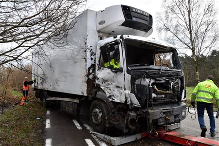 Vrachtwagen in diepe gracht in de Westlaan