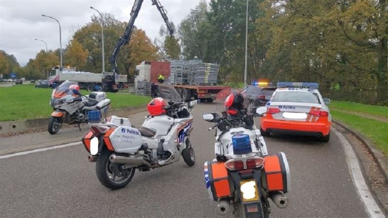 Vrachtwagenlading op rotonde verspert verkeer