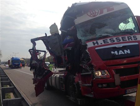 Vrachtwagens botsen op E 314 in Viversel