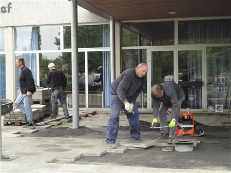 Vrijwilligers vernieuwen Sint-Baaf-terras