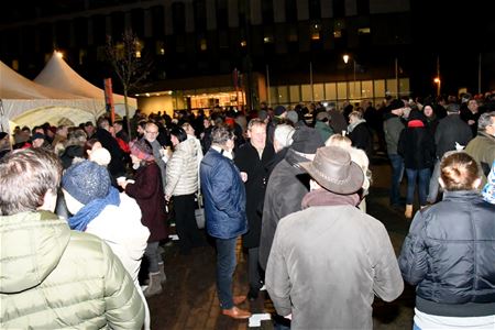 Vrijwilligershanden laven de dorstigen