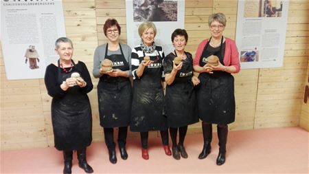 Vrouwen helpen aan oorlogkunstproject