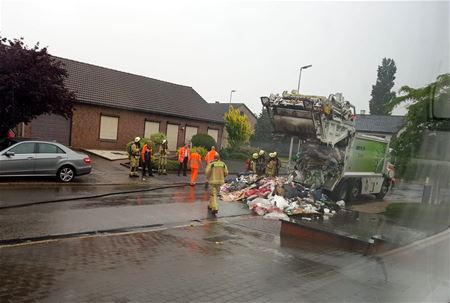 Vuilniswagen vat vuur in De Hoeven