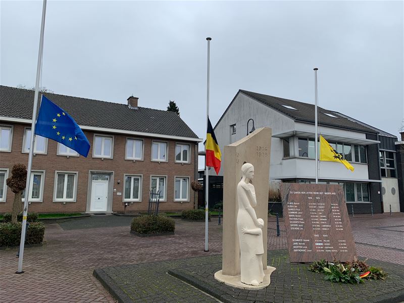 Waarom de vlaggen halfstok hangen