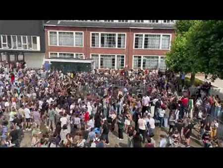 Waterballonnengevecht is losgebarsten