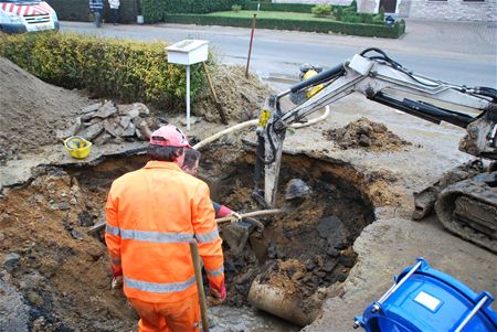 Waterlek slaat diepe krater in Stationsstraat