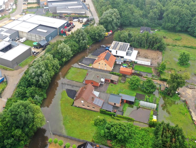 Waterpeil in de Ambachtlaan nog steeds hoog