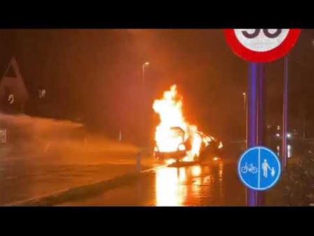 Weg geblokkeerd door hevige autobrand