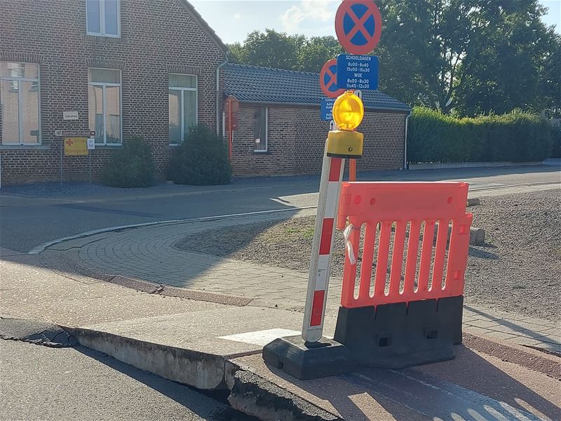 Wegdek en stoep beschadigd door hitte