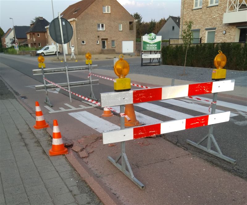 Wegdek fietspad omhoog gekomen in Eversel