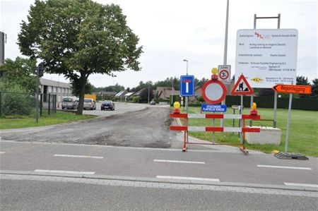Wegdek gefreesd voor nieuwe riolering