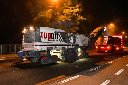 Wegdek op brug wordt vernieuwd