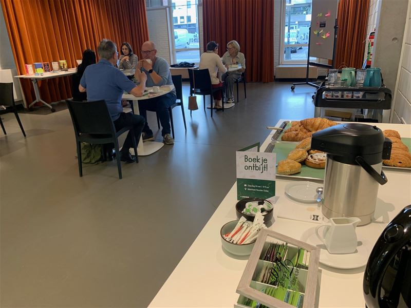 Weinig boekenvertellers bij het ontbijt