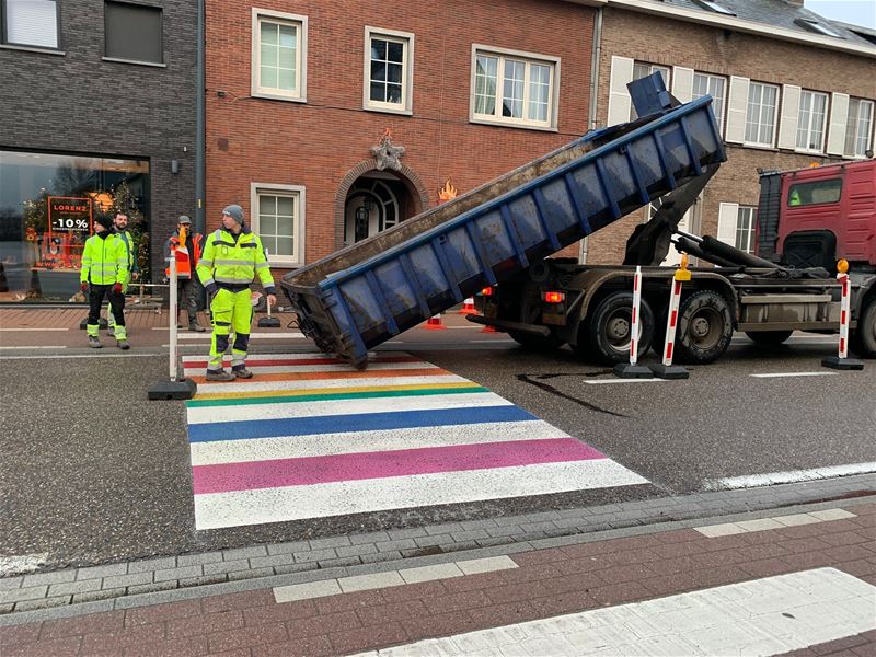 Werken aan regenboogzebrapad