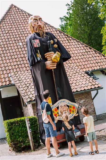 Wie biedt onderdak aan reus Lambert Hoelen?