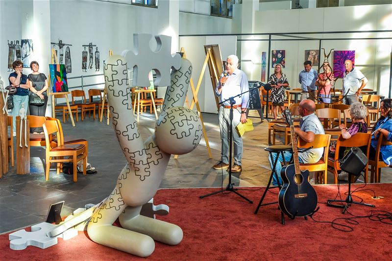 Wie draagt met puzzelstukken bij aan kunstwerk?