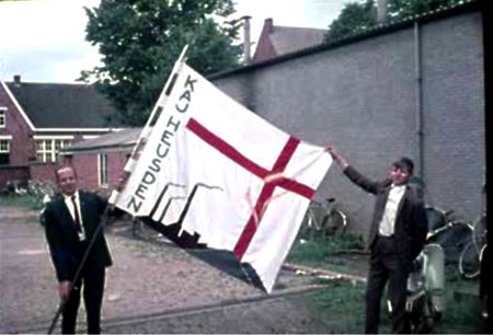 Wie weet waar de KAJ-vlag is gebleven?