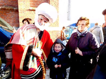 Wijze uit het oosten bezoekt markt