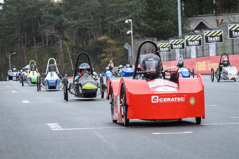 Zelfgebouwde elektrische auto's racen tegen elkaar
