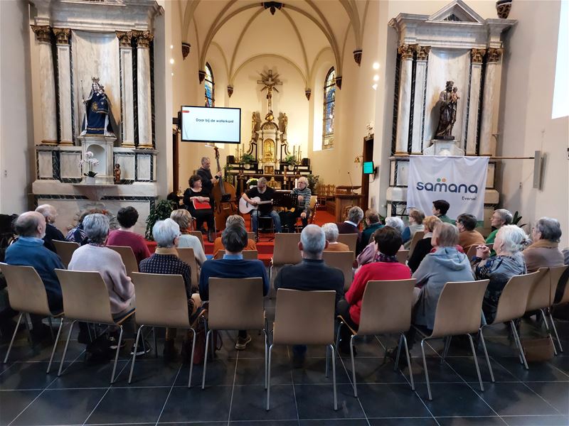 Zingen en koffie drinken in de kerk van Eversel