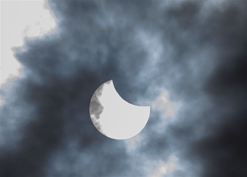 Zon was deels verduisterd