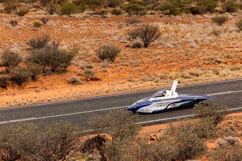 Zonnewagenrace: de Nederlanders komen dichter