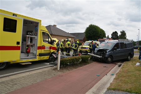 Zware botsing tussen auto en ziekenwagen