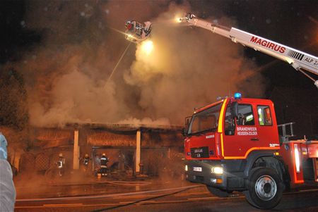 Zware brand vernielt drie woningen